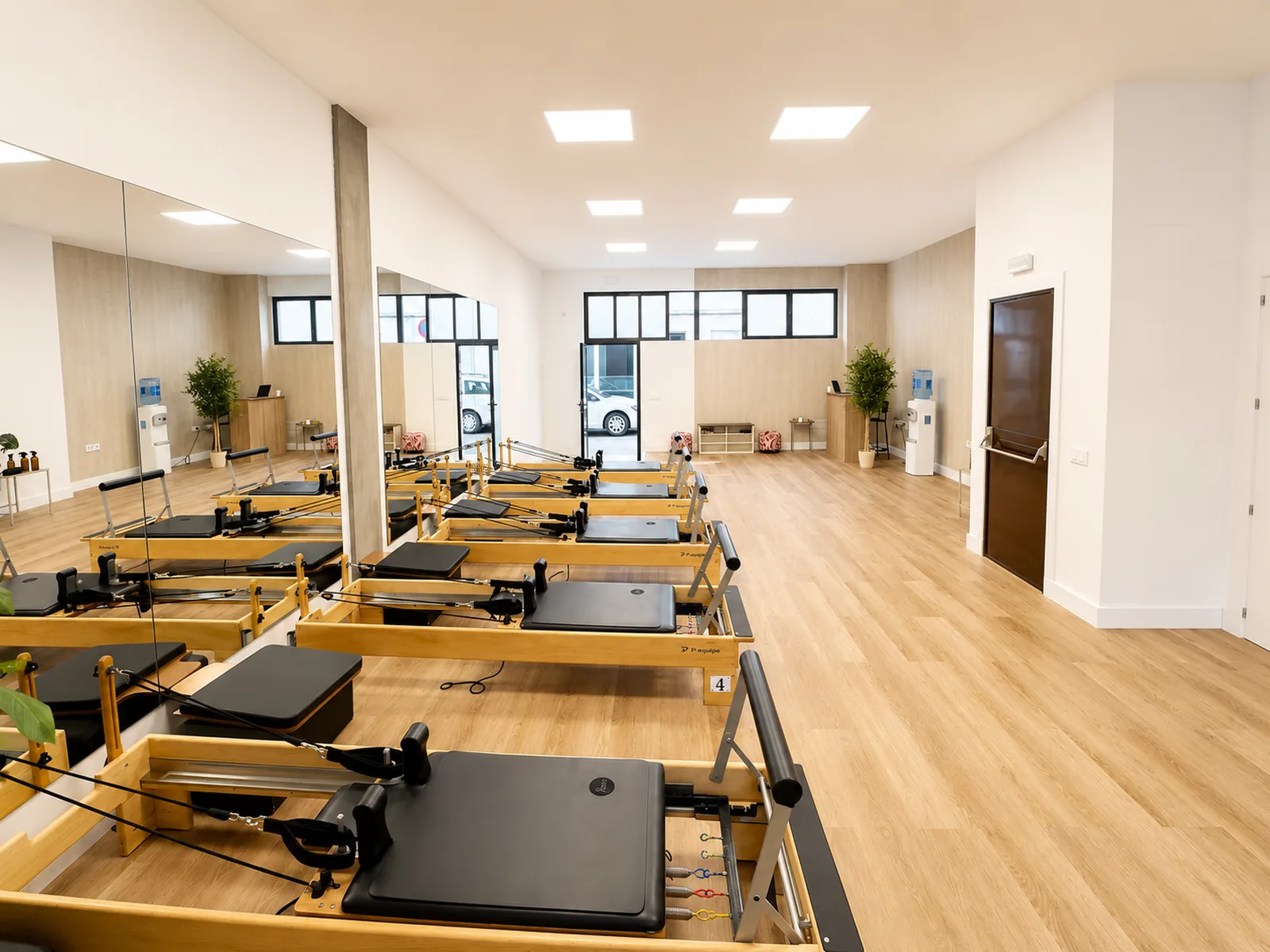 Vista panorámica de la sala con todos los reformers, espejos y plantas — Lagar Studio Aravaca